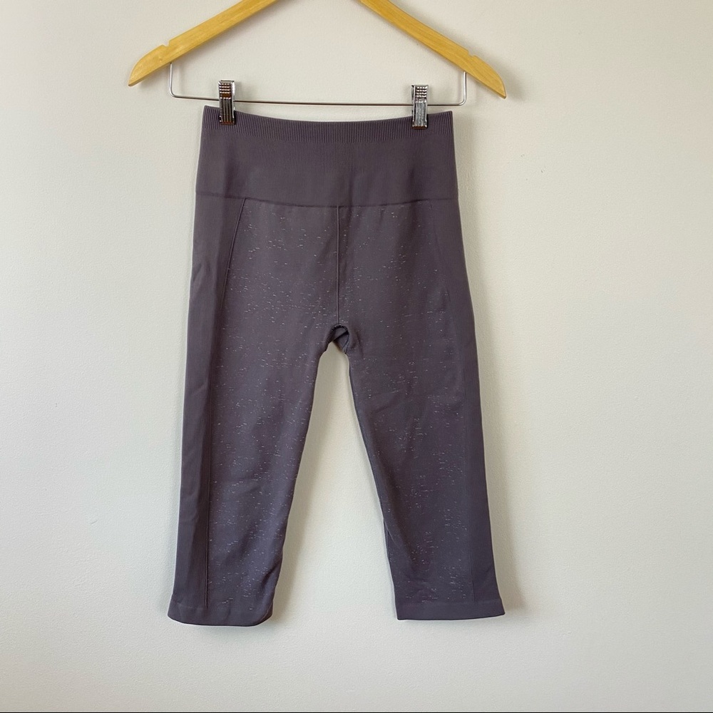 LULULEMON Free to Flow Lavender Cropped Leggings - Picture 5 of 8